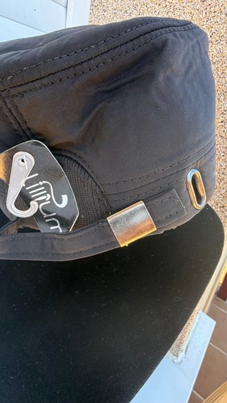 Gorra negra estilo militar