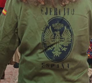 Chaqueta de estilo militar con diseño estampado en