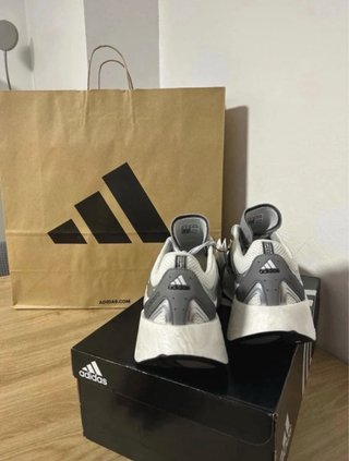 Zapatillas Adidas grises y blancas