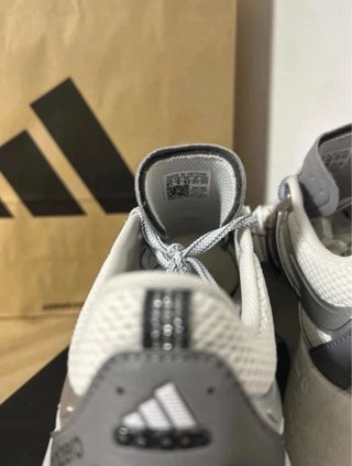 Zapatillas Adidas grises y blancas