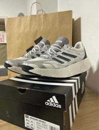 Zapatillas Adidas grises y blancas