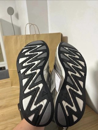 Zapatillas Adidas grises y blancas
