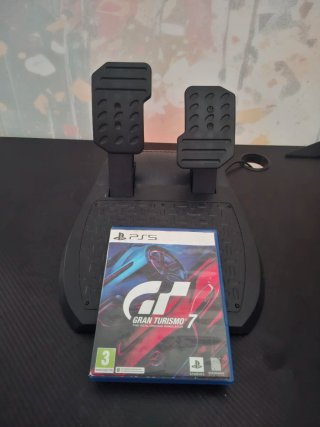 Volante Ferrari + Gran Turismo 7 PS5