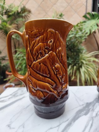 Jarra y 4 tazas cerámica marrón diseño rústico