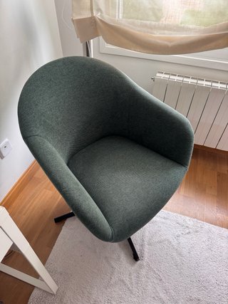 Sillón de lectura verde tela y base negra
