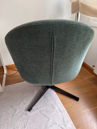 Sillón de lectura verde tela y base negra