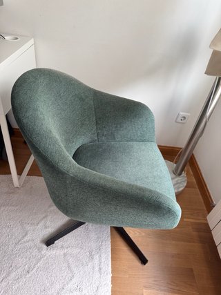 Sillón de lectura verde tela y base negra