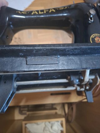 Máquina de coser Alfa antigua