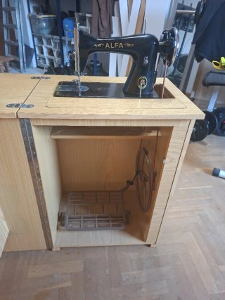 Máquina de coser Alfa antigua