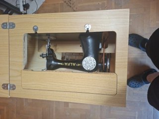 Máquina de coser Alfa antigua