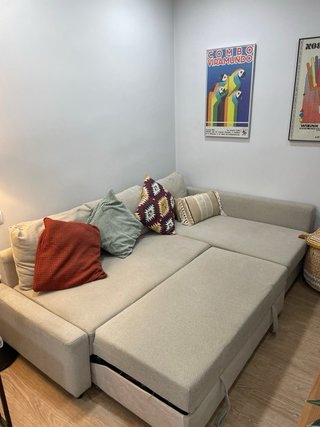 Sofá cama beige con chaise longue - Ikea FRIHETEN