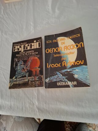 Dos libros de ciencia ficción de Isaac Asimov