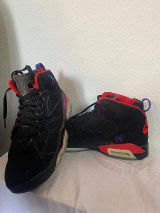 Zapatillas Jordan Negras y Rojas