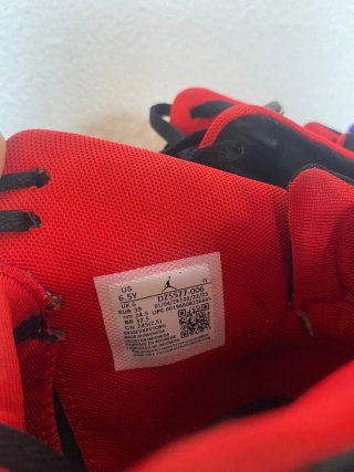 Zapatillas Jordan Negras y Rojas