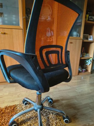 Silla de oficina naranja y negra