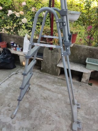 Escalera piscina metal y plástico gris