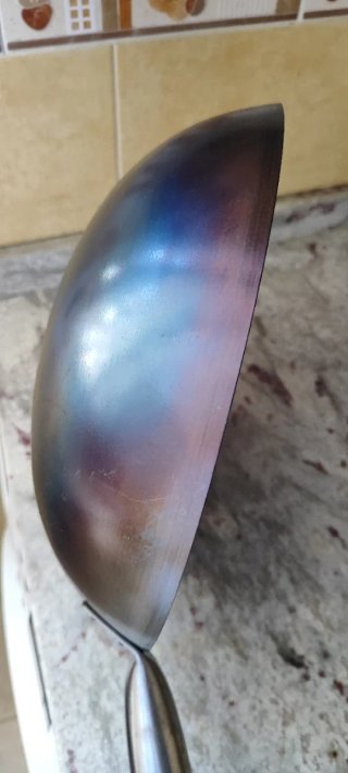 Sartén wok de metal con mango de madera