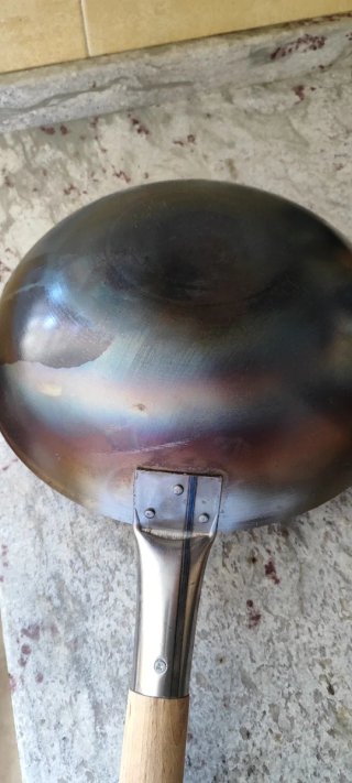 Sartén wok de metal con mango de madera