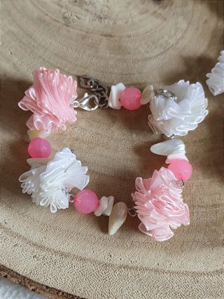 Conjunto de pulseras conchas y flores