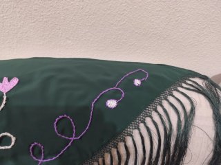 Mantoncillo Flamenco Bordado Verde y Morado