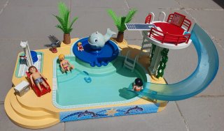 Piscina Playmobil con tobogán y figuras