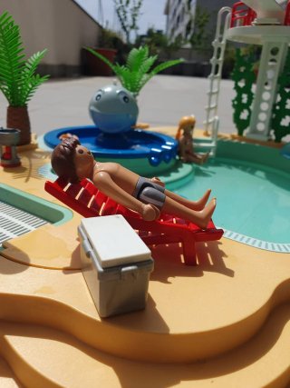 Piscina Playmobil con tobogán y figuras