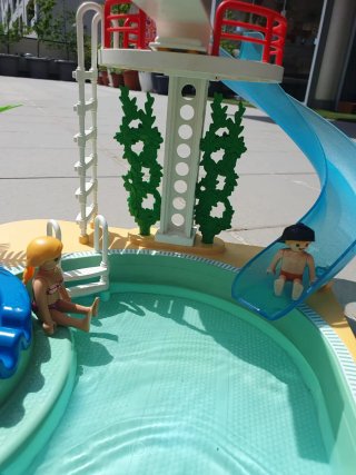 Piscina Playmobil con tobogán y figuras