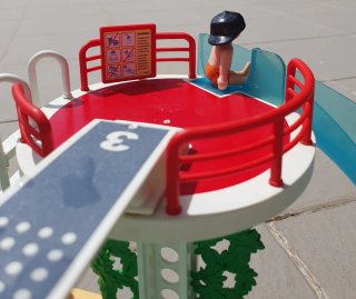 Piscina Playmobil con tobogán y figuras
