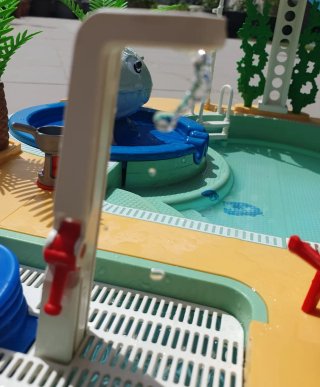 Piscina Playmobil con tobogán y figuras
