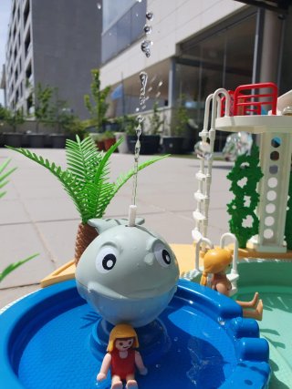 Piscina Playmobil con tobogán y figuras