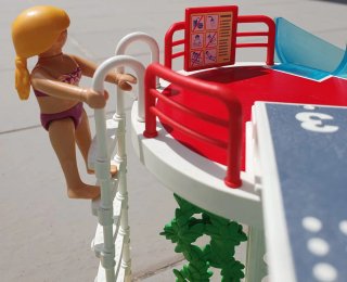 Piscina Playmobil con tobogán y figuras
