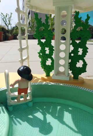 Piscina Playmobil con tobogán y figuras