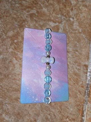 Pulsera de cuentas azul y blanca con lazo