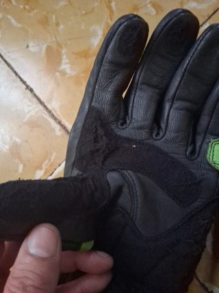 Guantes  con un poco desgaste en la polipel.