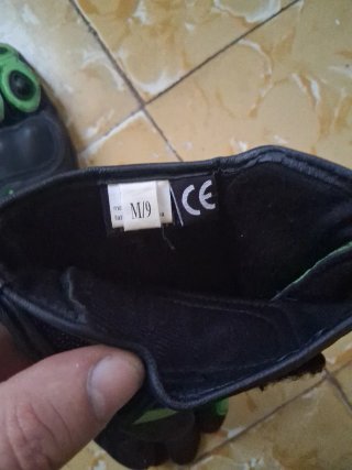 Guantes  con un poco desgaste en la polipel.