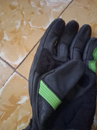 Guantes  con un poco desgaste en la polipel.
