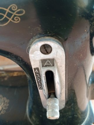 Máquina de coser antigua SIGMA Urgente. Líquido