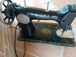 Máquina de coser antigua SIGMA Urgente. Líquido
