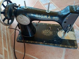 Máquina de coser antigua SIGMA Urgente. Líquido