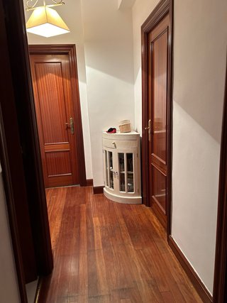 Mueble auxiliar esquinero madera y cristal.