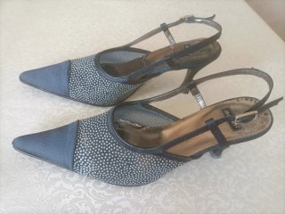 Zapatos de salón ante y pedrería azul/plata