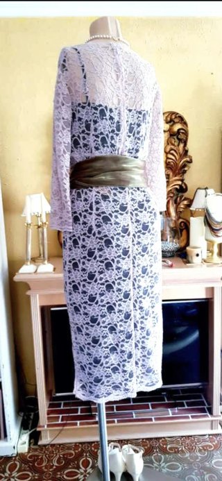 Vestido encaje rosa con cinturón joya