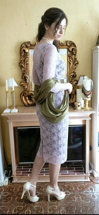 Vestido encaje rosa con cinturón joya