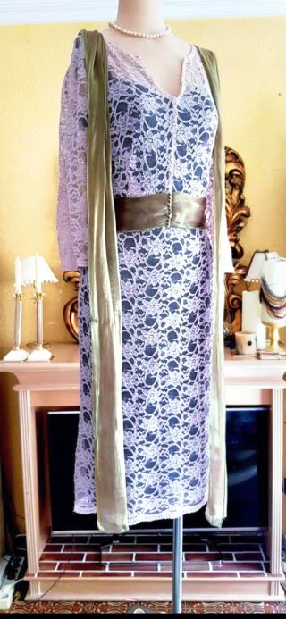 Vestido encaje rosa con cinturón joya