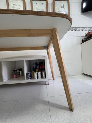 Mesa de cocina blanca y madera NORDMYRA