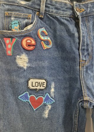 Pantalones vaqueros Zara con parches