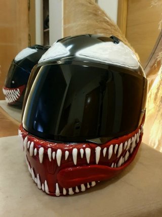 Casco Venom personalizado