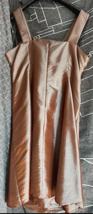 Vestido elegante con chal dorado y marrón