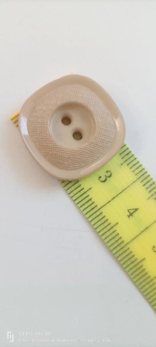 Bottoni quadrati beige