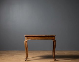 Mesa de madera antigua con patas curvas